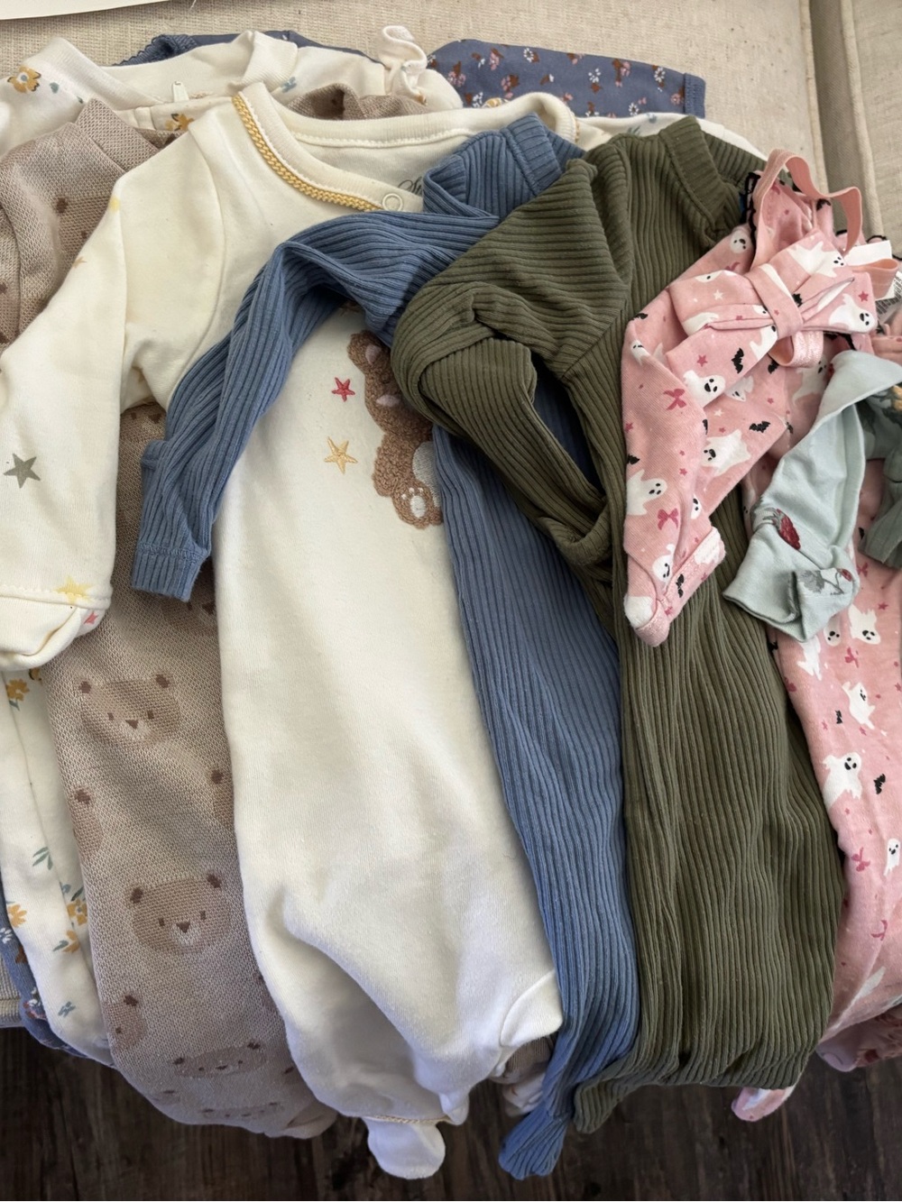 Babygirl bundle 3-9 months. 
About 30 outfits. 60 items total.